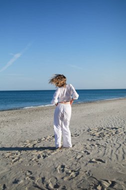 Sicilya Sahilinde Beyaz Gömlekli Genç Kadın Dans Ediyor 