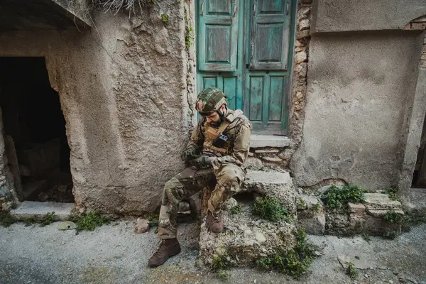  Savaştaki genç asker nerede olduğunu anlamak için pusulayı açar.. 