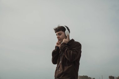 Adam kış boyunca sahilde bir teknenin içindeki müzikle dans ediyor. . 