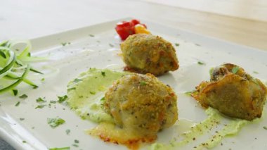Öğlen yemeği için restoranda Gurme Balık Rolls Au Gratin yemeği. 