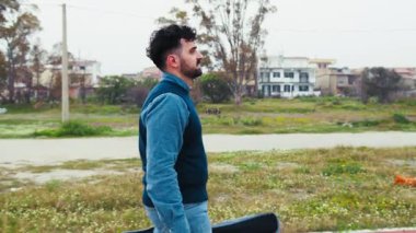 Müzisyen Sabah Gitarıyla Eve Yürüyor. 