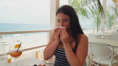 Karides yedikten sonra mendil temizleme . 