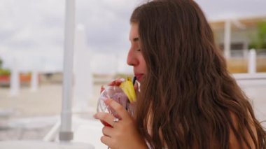 Plajda kokteyl içen bir kadın.. 