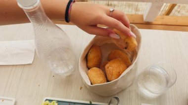 Balıkla Yemek İçin Ekmek Toplayan Kadın . 