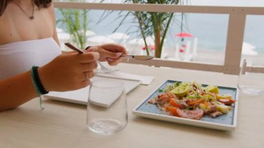 Öğle yemeği olarak Limonlu Somon Dilimleri . 