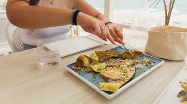 Sahildeki restoranda kılıçbalığı gurmesi. . 