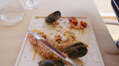 Spagetti Yemeğinin İçinde Taze Balık . 