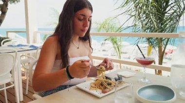 Taze balıklı spagetti yiyen kadın. .