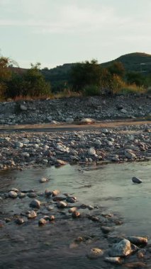 Günbatımında Yavaş Akan Nehir ile Calabria Kırsal Arazi.