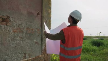 İnşaat alanındaki proje belgesini Mimarın Açması ve Okuması . 