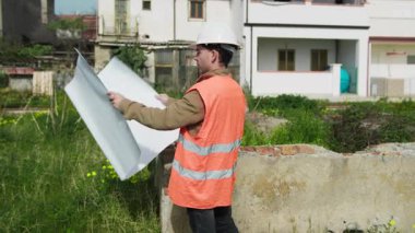 Proje Haritasını Analiz Ederken İnşaat Alanında Mimar . 