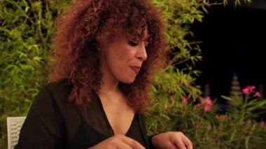 Kadın, plaj otelinde yemek yerken gurme tabağına odaklanmış. . 