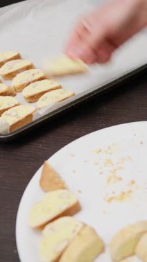 Bir Kadın, Tipik İtalyan Bisküvilerini Fırında Dağıtıyor.