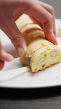 Ev Mutfağında Bir El İkinci Fırında Pişirmeden Önce Cantucci Bisküvilerini Keser.