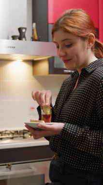 Genç Bir Kadın Mutlulukla Kurabiye Yiyiyor.