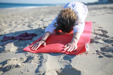 Kumsalda, bir kızın denizinin yanında egzersiz yapıyorum. .
