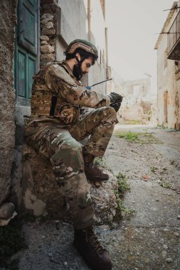  Savaştaki genç asker nerede olduğunu anlamak için pusulayı açar.. 