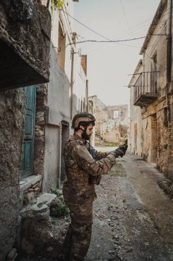 Asker savaş sırasında kaybolur ve pusulasını kontrol eder..