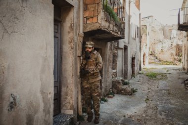  Bir Evi Basmadan Önce Asker Telsizle İletişim Kuruyor. 