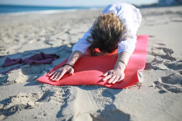 Kumsalda, bir kızın denizinin yanında egzersiz yapıyorum. .