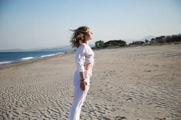 Calabrian Sahilinde Profesyonel Dans Eden Kız Yaz Tatilinde Okyanus kenarında .