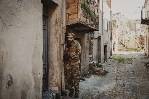  Bir Evi Basmadan Önce Asker Telsizle İletişim Kuruyor. 