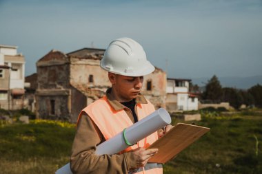 İş yerinde not alan bir mühendis için güneşli bir gün. . 
