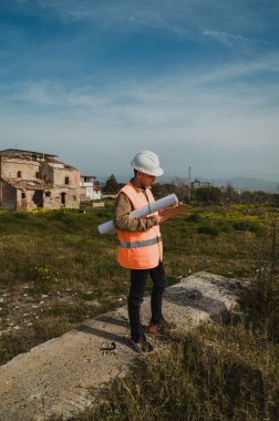 Mühendis, inşaatı yukarıdan izlemek için yüksek bir noktada yürüyor. .