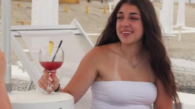 Plaj şemsiyesinin altında dinlen ve dinlen. . 