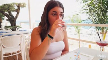 Taze su içen bir kadın. . 