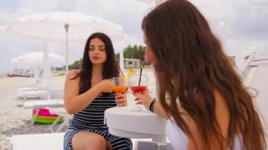 Plaj Altında İki Arkadaş Şemsiyesi Kokteyl İçiyor. 