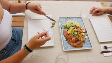 İki arkadaş tatil köyünde yaz yemeğinin tadını çıkarıyorlar. . 