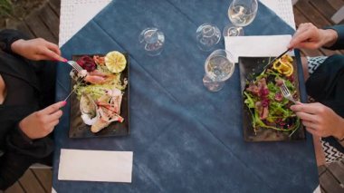 Açık hava restoranında gurme bir balıkla romantik bir randevu. .