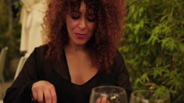 Plaj tatili yemeği sırasında ızgara balık aperatifi yemeye başlayan kadın. . 