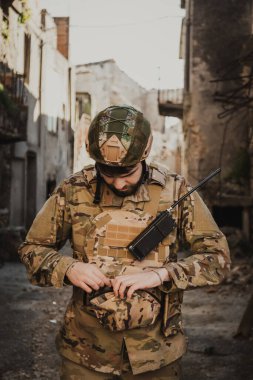 Asker Operasyona Başlamadan Önce Eldiven Giydi.