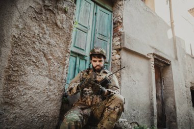  Savaştaki genç asker nerede olduğunu anlamak için pusulayı açar.. 