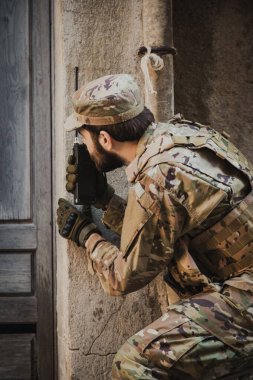  Bir Evi Basmadan Önce Asker Telsizle İletişim Kuruyor. 