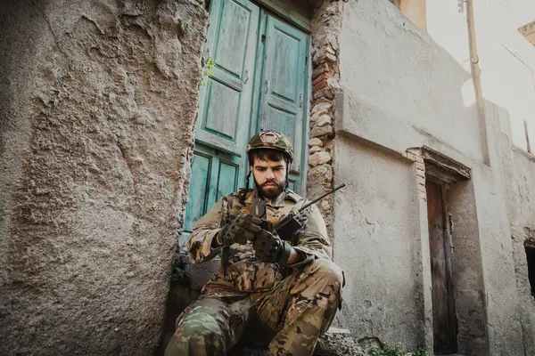  Savaştaki genç asker nerede olduğunu anlamak için pusulayı açar.. 