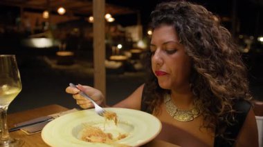 Restoranda akşam yemeği için güzel bir karides tabağı yiyen bir kadın. . 