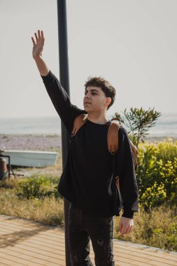 Adam eve dönmek için dışarıda beklerken taksiyi durdurmaya çalışıyor. . 