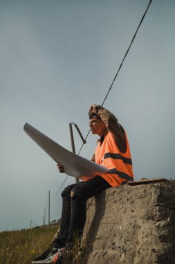 Proje Haritasını Analiz Ederken İnşaat Alanında Mimar . 