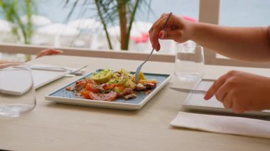 Bir Gurme Yemeği İçin Ahtapot ve Somon Tabağı . 