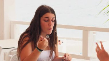 Plaj otelinde yiyip içen bir kadın. . 