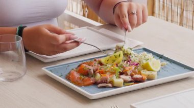 Limon ahtapot ve somonlu renkli balık aperatifi. 