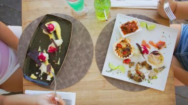 Yaz tatilinde öğle yemeği yiyen iki arkadaşın gurme yemekleri. .