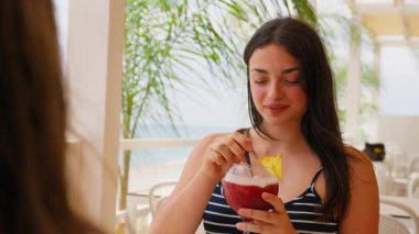 Sardunya 'da Çilek Kokteyli İçen Kadın . 