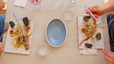 Arkadaşlar için Çift Spagetti Tabağı .