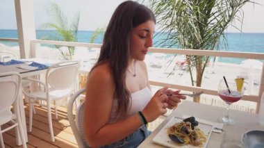 Yemeğe başlamak için çatalı alan kadın. . 