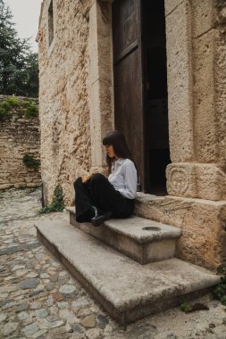 Kilisenin girişinde İncil okuyan bir kadın.. 