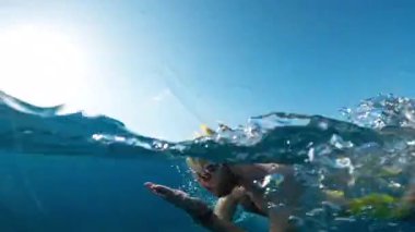 Kas hareketliliği için okyanusun yüzeyine yakın bir yerde yüzen adam. .